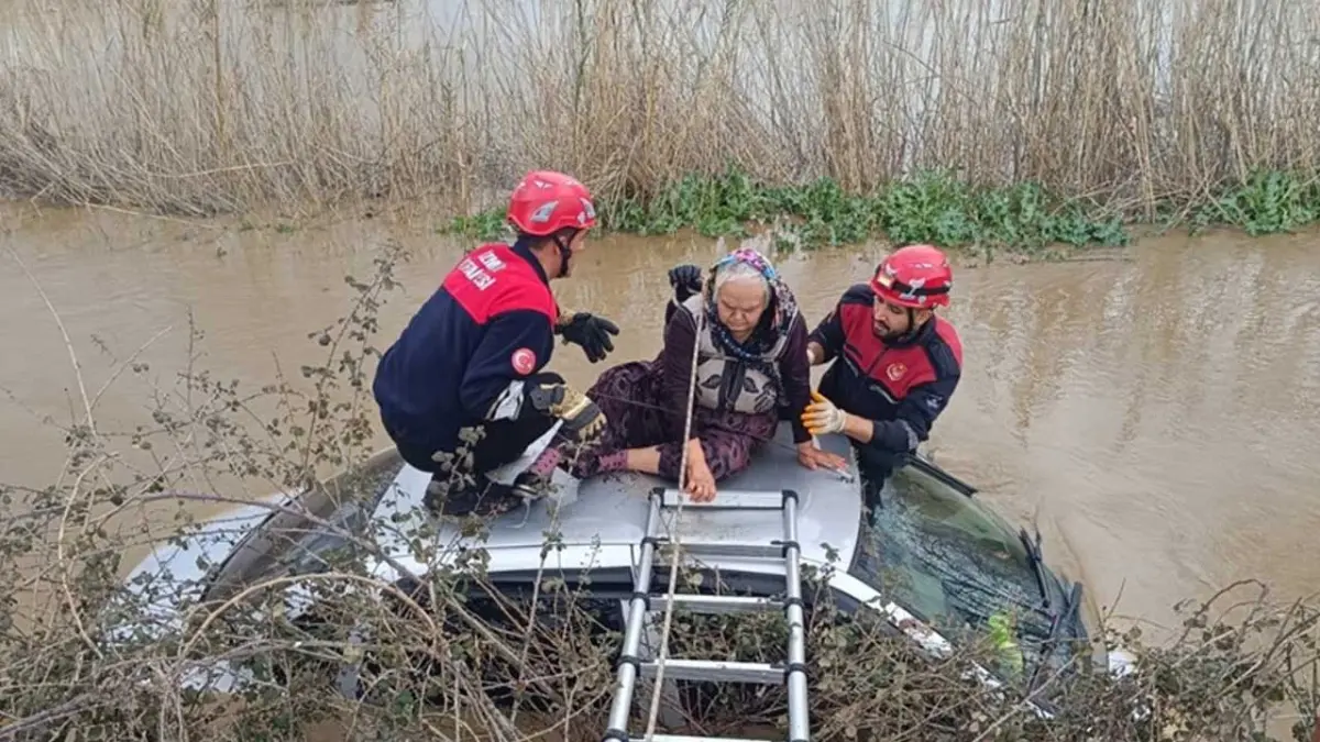 Bayındır’da can pazarı: Suda mahsur kalan anne ve oğlunu itfaiye kurtardı! haberinin görseli