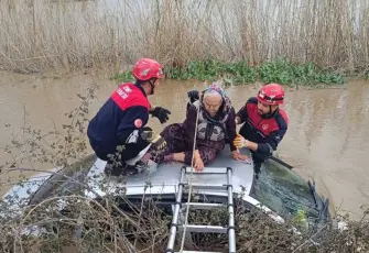 Bayındır’da can pazarı: Suda mahsur kalan anne ve oğlunu itfaiye kurtardı!