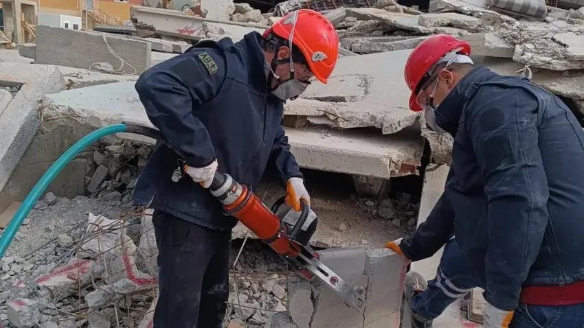 Bayraklı Belediyesi arama kurtarma ekibi AFAD eğitiminden tam not aldı