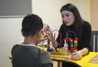 Depremde evladını kaybetti, acısını İzmir’de öğrencileriyle dindiriyor