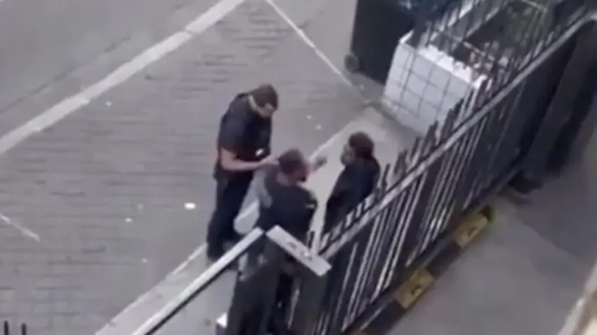 Fransa’da polise ‘aşağılayıcı muamele’ cezası: Tokat atıp tüküren memur hakkında hapis kararı haberinin görseli