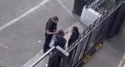 Fransa’da polise ‘aşağılayıcı muamele’ cezası: Tokat atıp tüküren memur hakkında hapis kararı