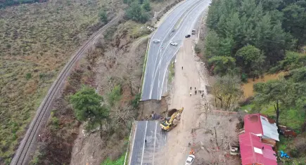İzmir’de sağanak sonrası Selçuk–Aydın kara yolunda çökme: Ulaşım durduruldu