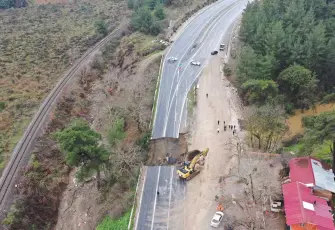 İzmir’de sağanak sonrası Selçuk–Aydın kara yolunda çökme: Ulaşım durduruldu