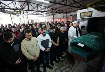 İzmir'de suyla dolan alt geçitte mahsur kaldığı kamyonette ölen sürücü defnedildi