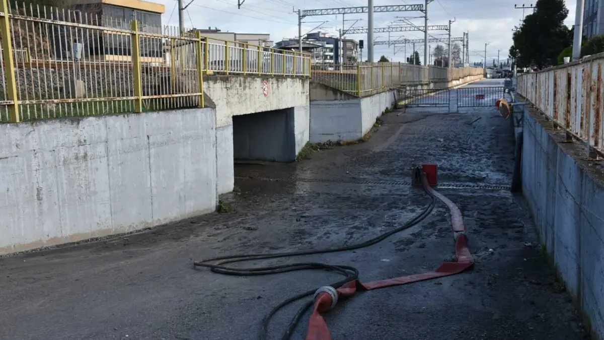 Kamyonet sürücüsünün öldüğü alt geçitte daha önce de bir okul servisi suda kalmış haberinin görseli