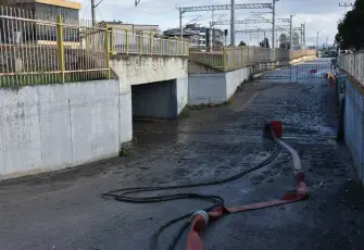 Kamyonet sürücüsünün öldüğü alt geçitte daha önce de bir okul servisi suda kalmış