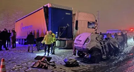 Katliam gibi kaza: SUV ile TIR çarpıştı, 4 ölü!