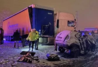 Katliam gibi kaza: SUV ile TIR çarpıştı, 4 ölü!