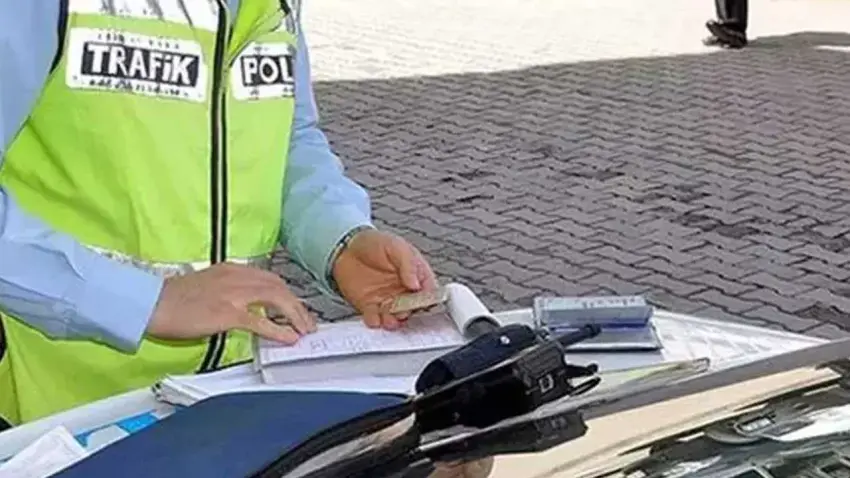 Kırık kapıyı yatakla kapatıp yoluna devam etti! İzmir polisi o otobüsü affetmedi haberinin görseli