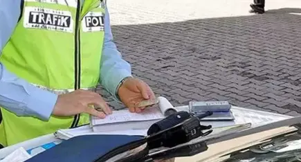 Kırık kapıyı yatakla kapatıp yoluna devam etti! İzmir polisi o otobüsü affetmedi