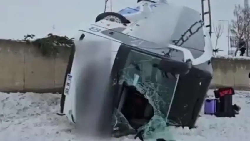 Ağrı’da buzlanma kazaya yol açtı: Yolcu otobüsü devrildi, 16 kişi yaralandı haberinin görseli