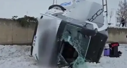 Ağrı’da buzlanma kazaya yol açtı: Yolcu otobüsü devrildi, 16 kişi yaralandı