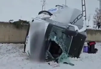 Ağrı’da buzlanma kazaya yol açtı: Yolcu otobüsü devrildi, 16 kişi yaralandı