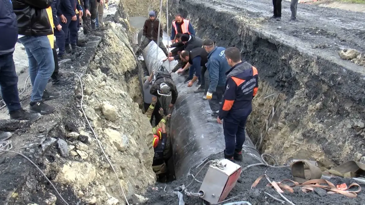 İSKİ çalışmaları sırasında çukura düşerek mahsur kalan işçi kurtarıldı haberinin görseli