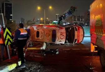 İstanbul'da kaza: Hasta taşıyan ambulans takla attı