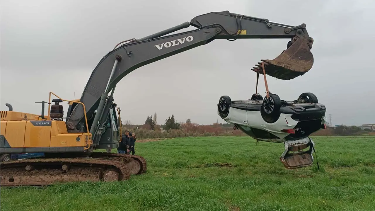 İzmir’de sel sularına kapılan otomobilden kaçan şüpheli aranıyor