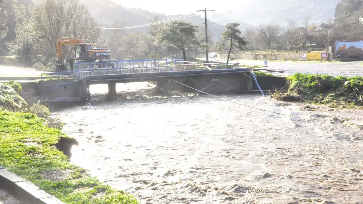 Manisa’da sağanak: Köprü yıkıldı, Gediz Nehri taştı! haberinin görseli