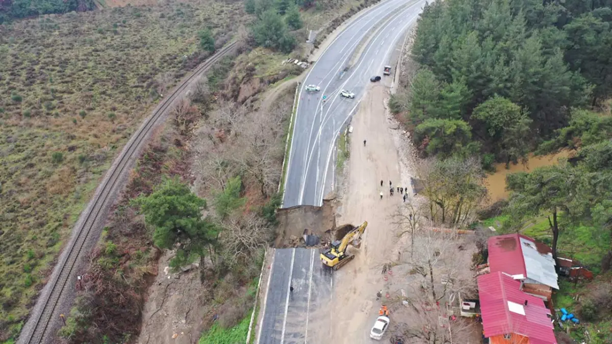 Sağanak nedeniyle çöken yol, kısmi olarak trafiğe açıldı başlıklı video haberin görseli