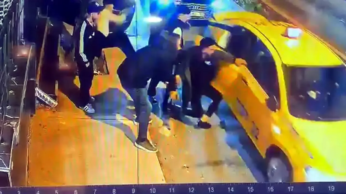 Taksici ‘4 kişiden fazla yolcu alamam’ dedi: Alkollü yolcu taksiye saldırdı haberinin görseli