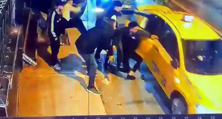 Taksici ‘4 kişiden fazla yolcu alamam’ dedi: Alkollü yolcu taksiye saldırdı