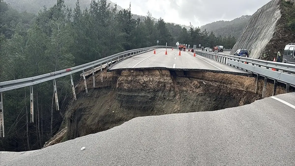 Antalya'da Kumluca-Kemer kara yolu kapatıldı haberinin görseli