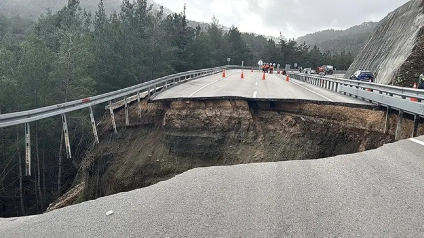Antalya'da Kumluca-Kemer kara yolu kapatıldı haberinin görseli