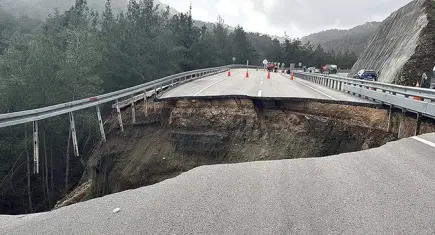 Antalya'da Kumluca-Kemer kara yolu kapatıldı