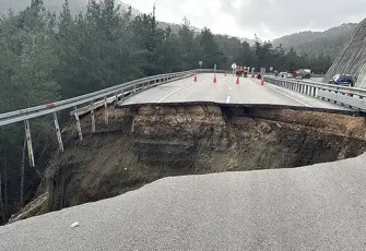 Antalya'da Kumluca-Kemer kara yolu kapatıldı