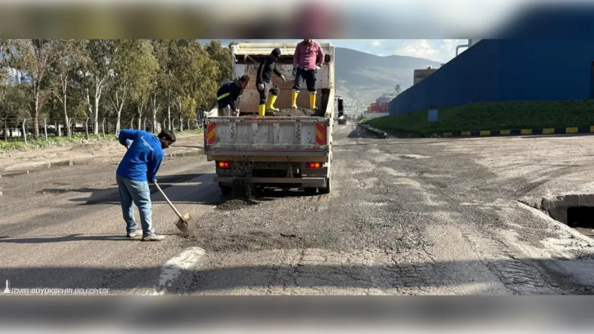 Aşırı yağış sonrası kapanan yollar kısa sürede ulaşıma açıldı haberinin görseli
