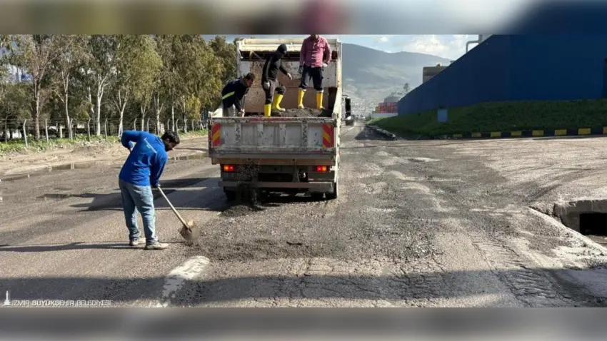 Aşırı yağış sonrası kapanan yollar kısa sürede ulaşıma açıldı