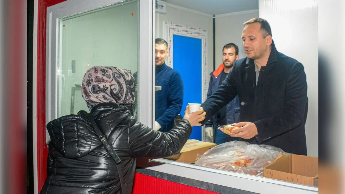 Başkan Eşki, vatandaşlara kendi elleriyle sıcak çorba dağıttı haberinin görseli