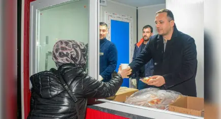 Başkan Eşki, vatandaşlara kendi elleriyle sıcak çorba dağıttı