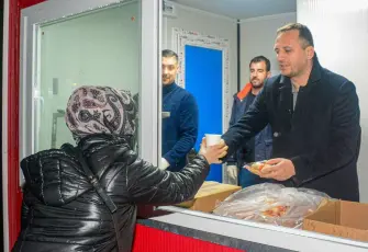 Başkan Eşki, vatandaşlara kendi elleriyle sıcak çorba dağıttı