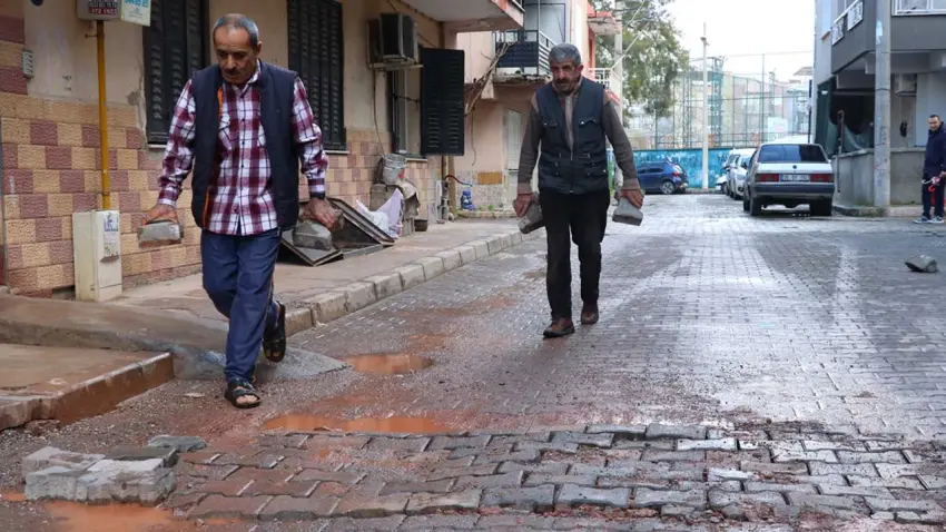 Buca’da Belediyesi'nin yapmadığı yolu mahalleli yaptı