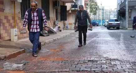 Buca’da Belediyesi'nin yapmadığı yolu mahalleli yaptı