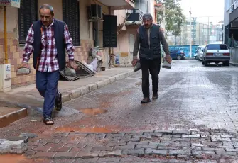 Buca’da Belediyesi'nin yapmadığı yolu mahalleli yaptı