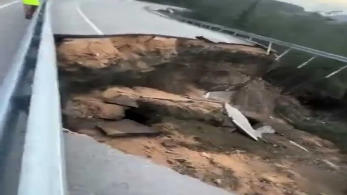 Çöken kara yolunda 10 metrelik çukur oluştu haberinin görseli