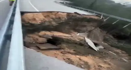 Çöken kara yolunda 10 metrelik çukur oluştu