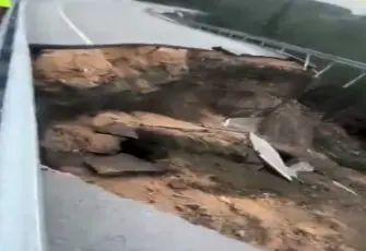 Çöken kara yolunda 10 metrelik çukur oluştu