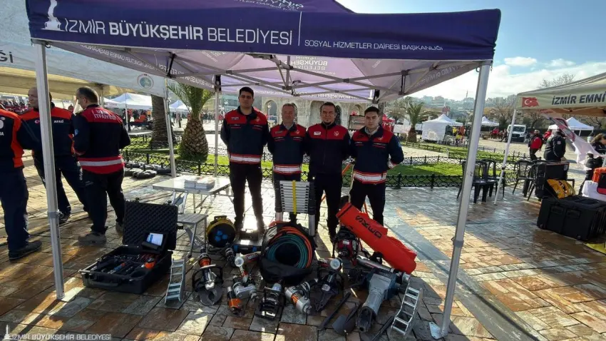 Depremin sessiz tanıkları İzmir’de sergilendi