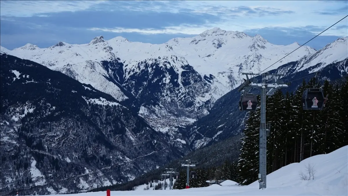 Fransa’da çığ faciası: 2 kayakçı hayatını kaybetti haberinin görseli