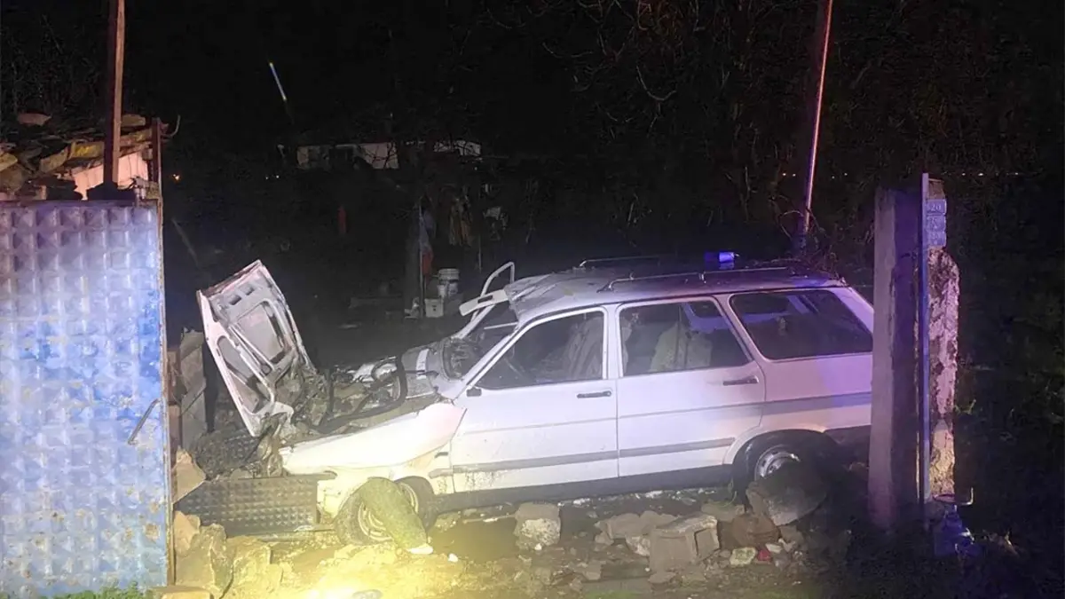 İzmir’de bahçe duvarına çarpan otomobildeki 1 kişi öldü: Sürücü tutuklandı  haberinin görseli