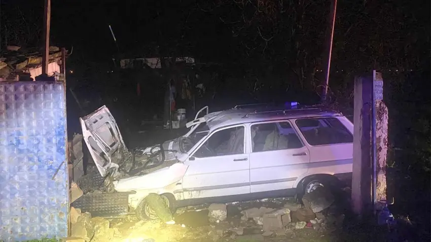 İzmir’de bahçe duvarına çarpan otomobildeki 1 kişi öldü: Sürücü tutuklandı 