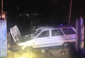 İzmir’de bahçe duvarına çarpan otomobildeki 1 kişi öldü: Sürücü tutuklandı 