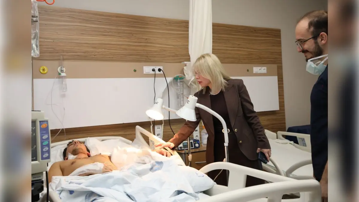 Otobüs kazasında kopan uzuvlar 10 saatlik operasyonla yeniden hayata tutundu haberinin görseli