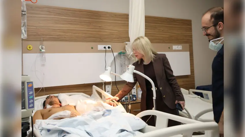 Otobüs kazasında kopan uzuvlar 10 saatlik operasyonla yeniden hayata tutundu haberinin görseli