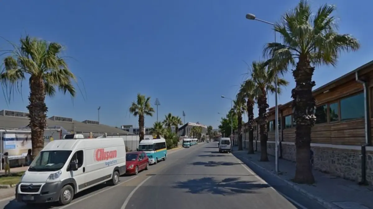 Şehitler Caddesi araç trafiğine kapandı haberinin görseli