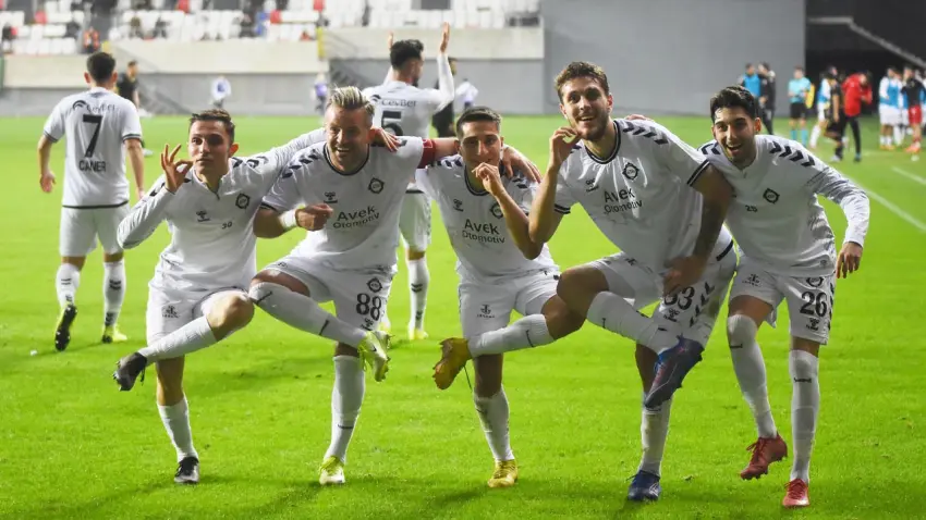 Altay iç sahada ayağa kalktı