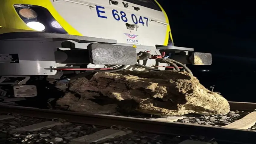 Balıkesir’de korkutan tren kazası: Kaya parçasına çarpan lokomotif raydan çıktı! haberinin görseli